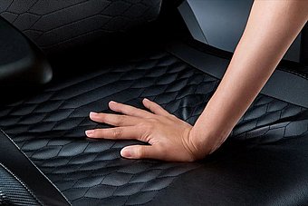 ��� ������� Razer ����: Iskur V2 Black ���� ���� �� ���� ����� �� �� 136 �"�